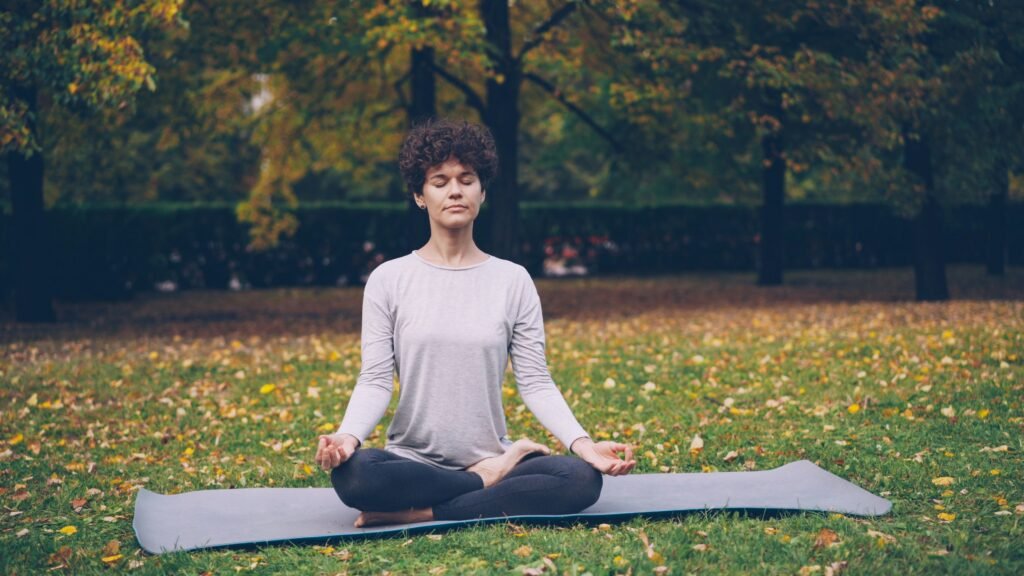 Investir em práticas que promovam o bem-estar mental, como terapia, atividades físicas e hábitos saudáveis de sono, pode ter efeitos positivos duradouros.